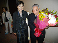 長年の功績に花束贈呈 鷲尾ご夫妻